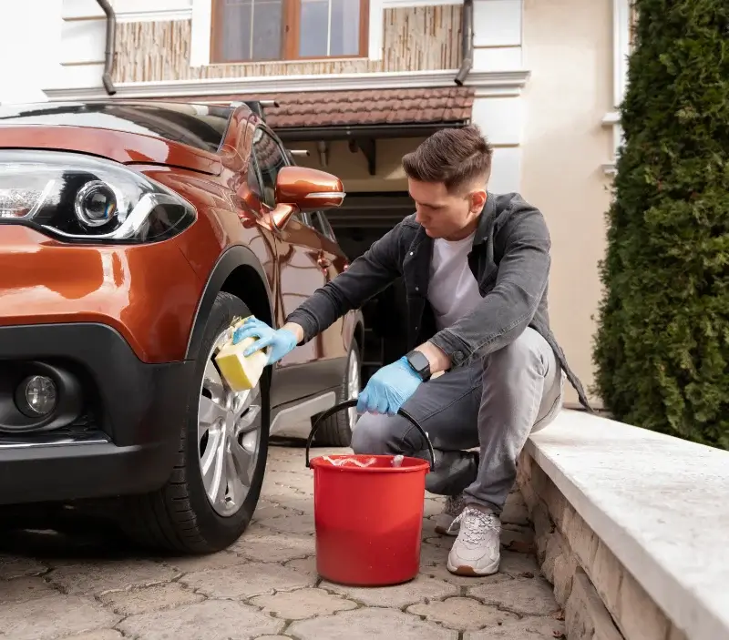 Lavage auto à domicile Domessargues : professionnel intervenant sur un véhicule